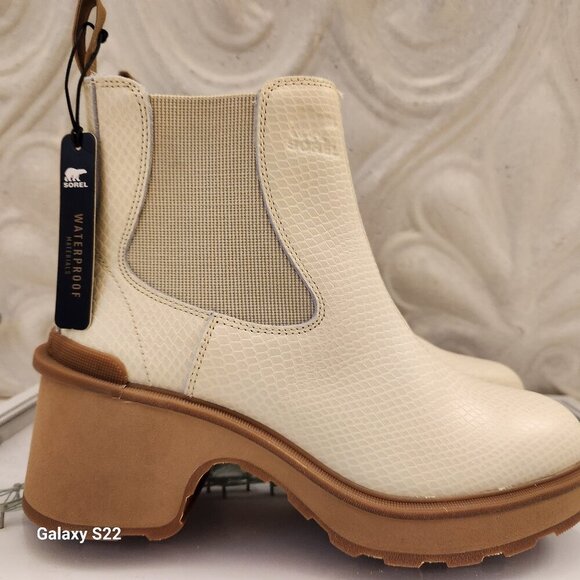 Sorel Shoes - Sorel Cream Leather Chelsea Boots. NWT. Size 9